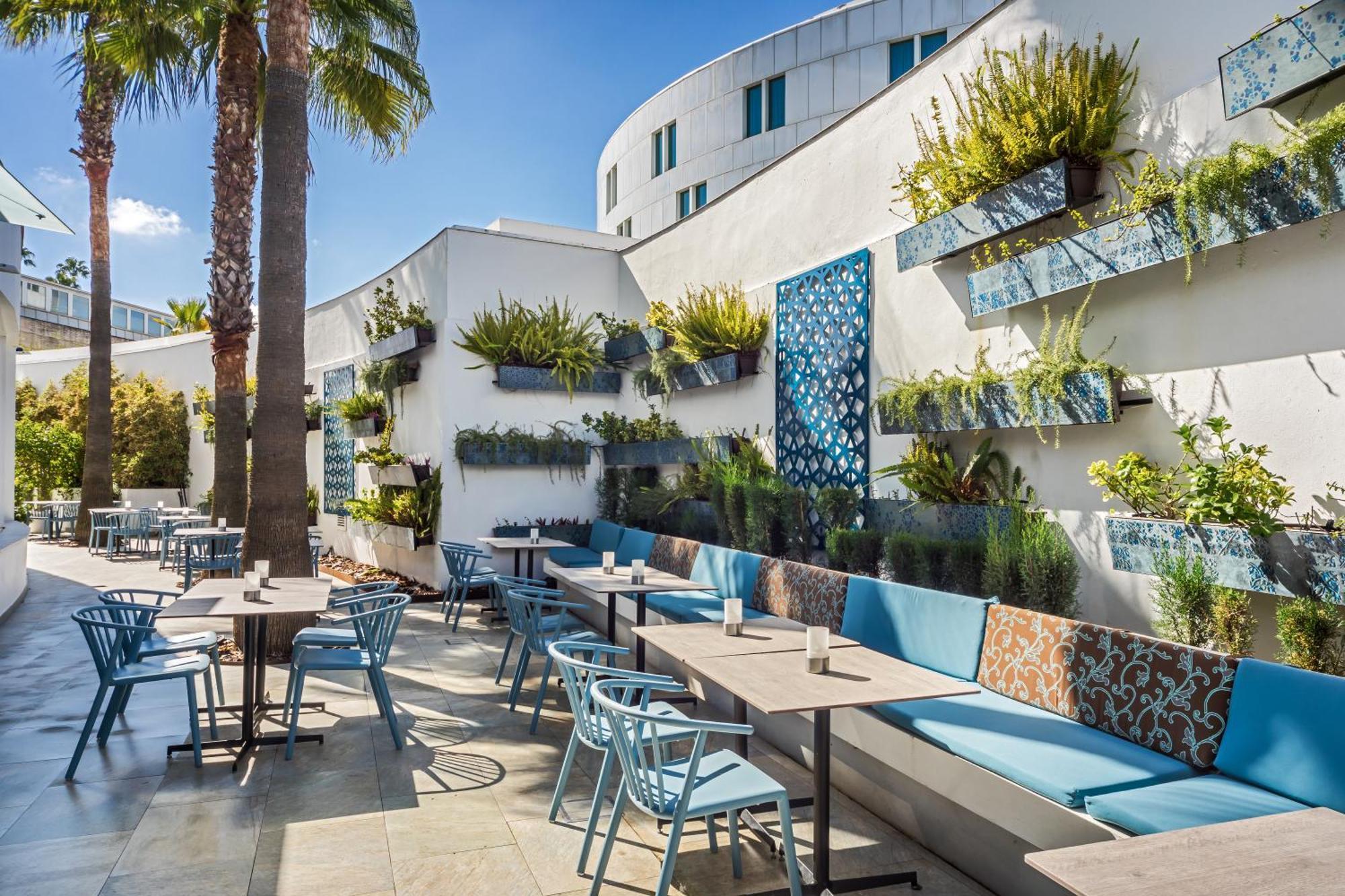 Barcelo Sevilla Renacimiento Esterno foto The patio at the Beverly Hills Hotel