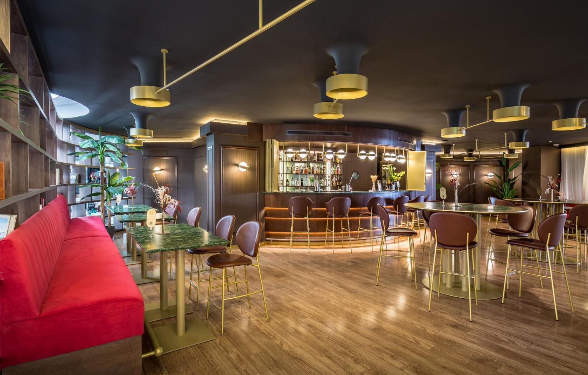 Barcelo Sevilla Renacimiento Esterno foto The bar at the 100 Queen's Gate