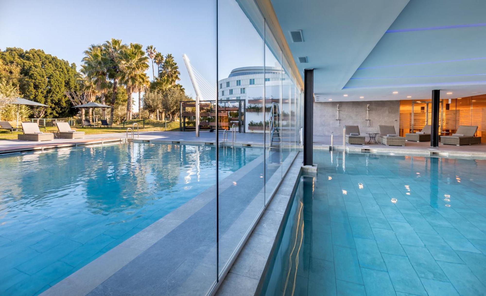 Barcelo Sevilla Renacimiento Esterno foto The pool at the hotel