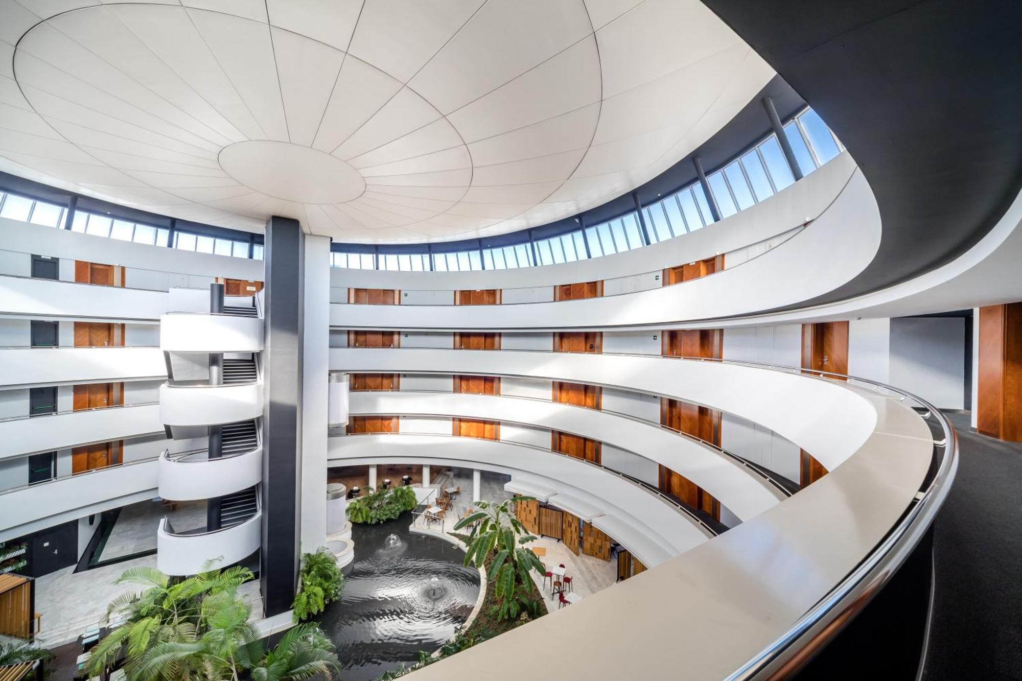 Barcelo Sevilla Renacimiento Esterno foto The interior of the hotel
